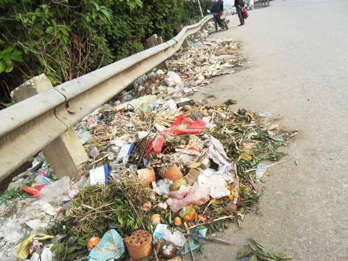 Bãi rác ở đầu dốc cầu Như Quỳnh.